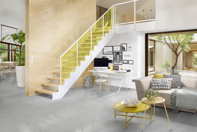 Gerade Designtreppe mit gelber Schnurgeländerfüllung