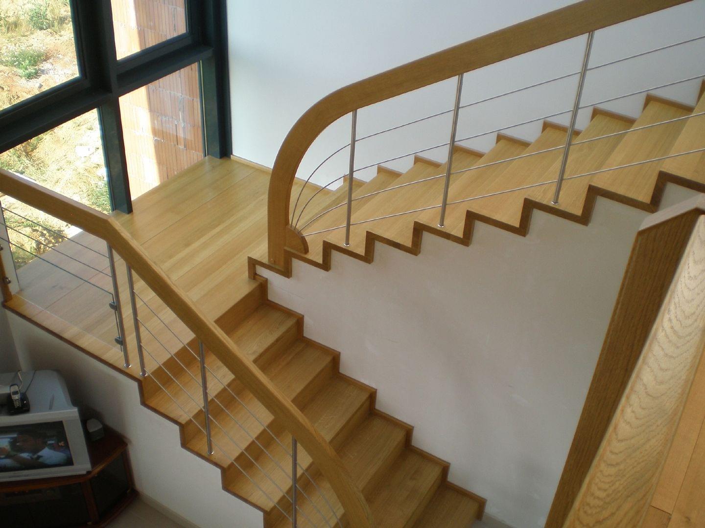 Betontreppe mit einem Stufenbelagsystem aus Holz
